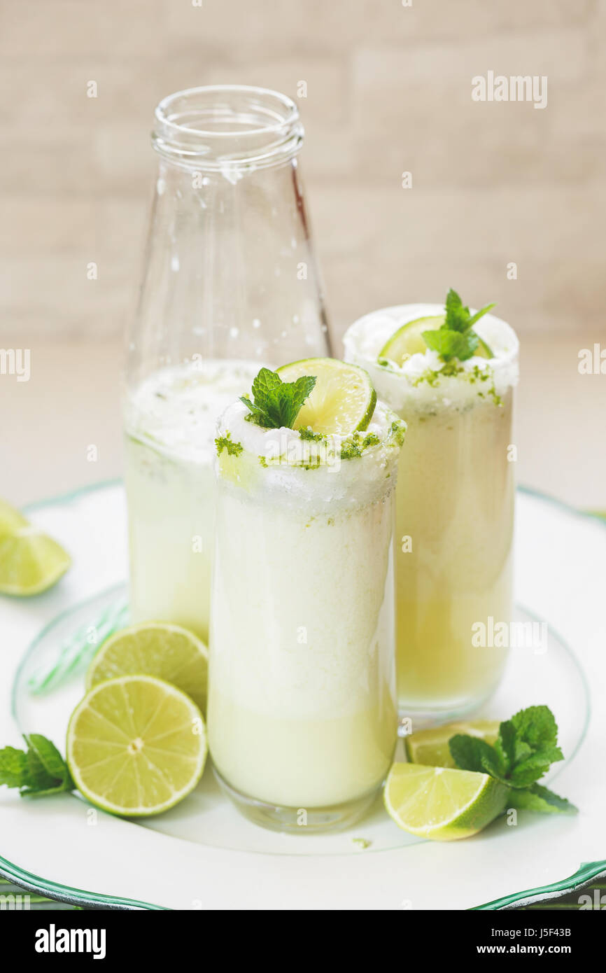 Limonade ou brésilien limeade, décoré de tranches de lime et de menthe . Macro, selective focus, espace blanc Banque D'Images