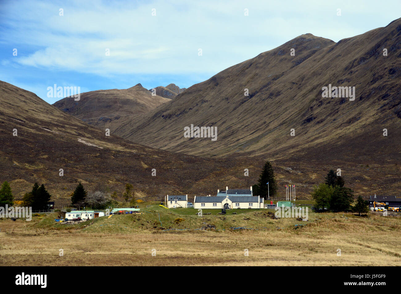 L'Cluanie Inn et la montagne écossais Munro et le Dhubn Ciste Corbett suis Bathach dans Glen Shiel, Kintail, N/W Scottish Highlands, Ecosse UK Banque D'Images