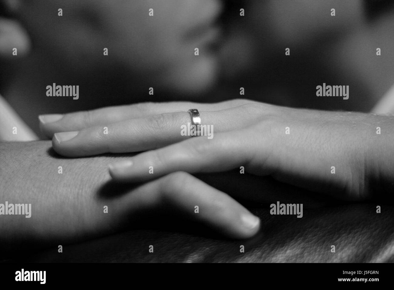 Femme main mains connecté affection tendresse fidèle attachante de cohésion Banque D'Images