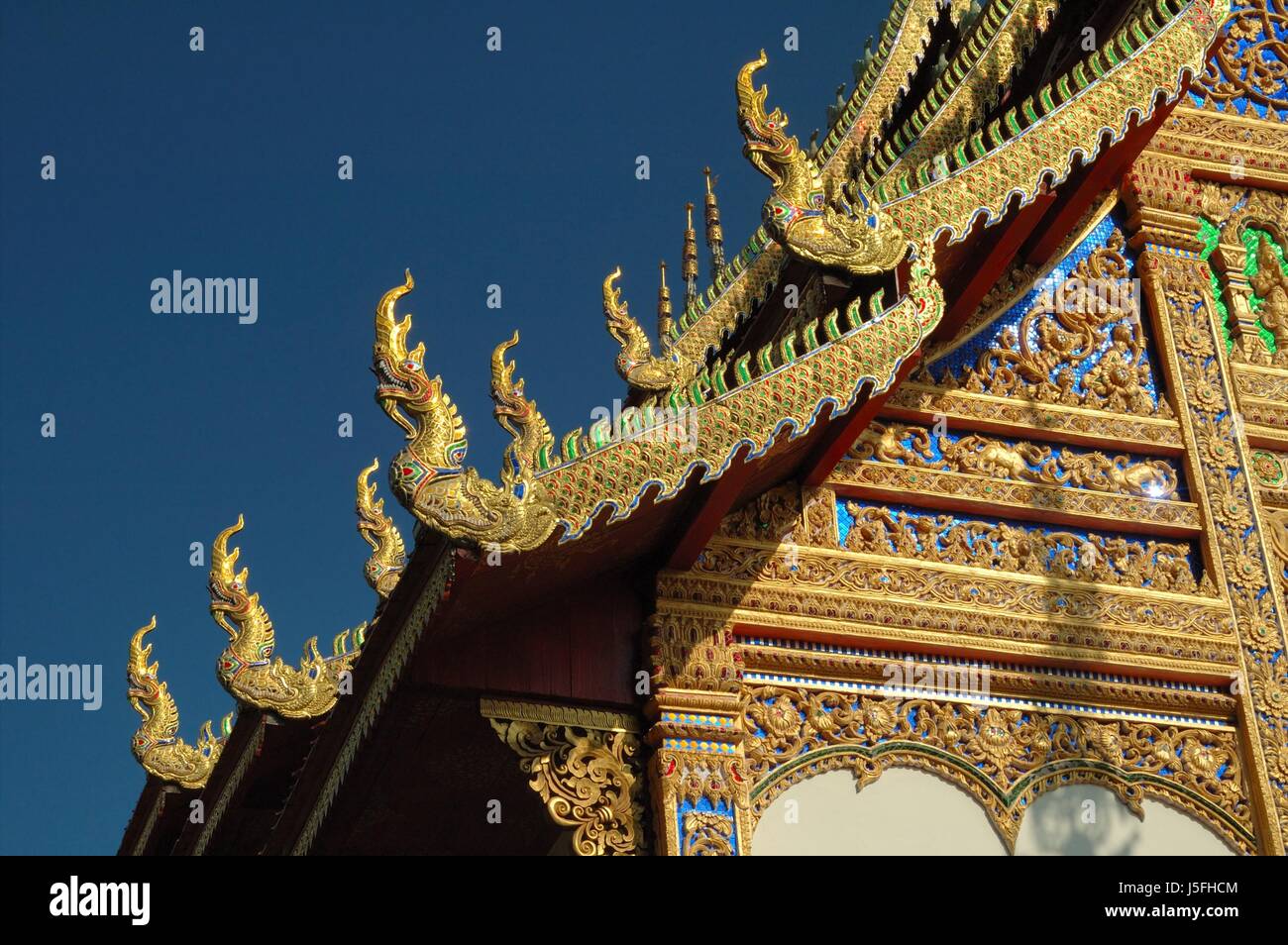 Religion bleu vert temple doré Asie Thaïlande brillant lumineux gable orné de serpents Banque D'Images