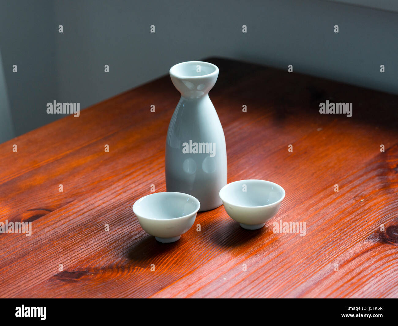 Bouteille de Sake avec 2 tasses Banque D'Images