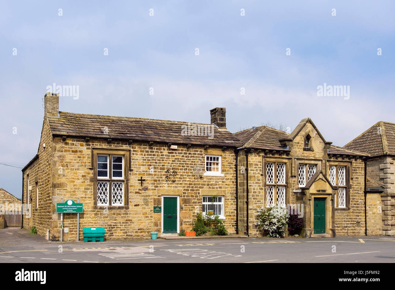 L'Église d'Angleterre Masham (VA) avant l'école primaire et l'ancienne école dans la construction traditionnelle. Wensleydale Masham North Yorkshire England UK Banque D'Images