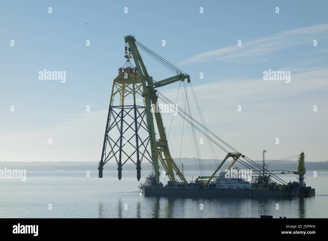 Une grue flottante de la jambe de cisaillement Taklift 4 navire transporte une plate-forme pour l'éolienne parc éolien offshore de Wikinger dans la mer Baltique. Banque D'Images