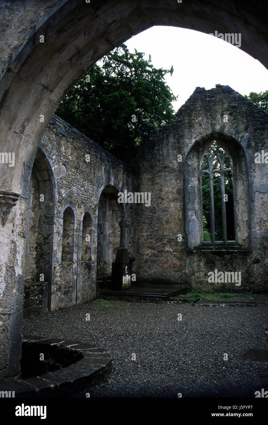 Croyance tour église dieu abbaye monastère ruine en pierre style de construction Banque D'Images