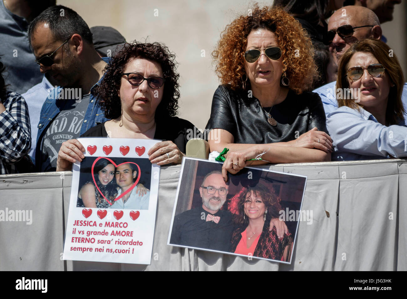 Cité du Vatican, Vatican. 17 mai, 2017. Les parents des victimes d'une avalanche en janvier qui a enterré les Hotel Rigopiano en Italie centrale organiser photos de leurs êtres chers pendant le Pape François' audience générale hebdomadaire sur la Place Saint Pierre dans la Cité du Vatican, Vatican. Credit : Giuseppe Ciccia/Pacific Press/Alamy Live News Banque D'Images
