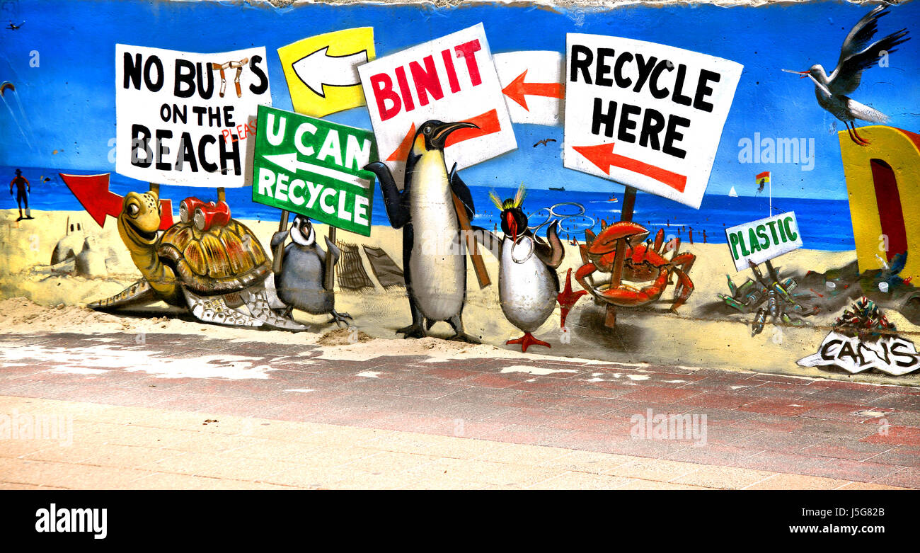 Une peinture murale à Bondi Beach, Australie, montrant avec des pancartes sealife encourageant le recyclage et l'utilisation de poubelles. Veuillez voir la description Banque D'Images