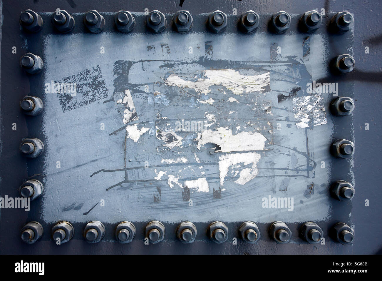 Vis sur grunge textured metal background Banque D'Images