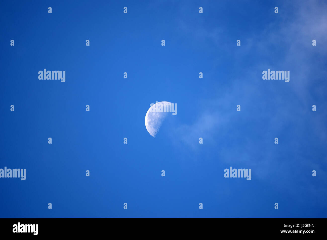La lune dans le ciel bleu dans la journée Banque D'Images