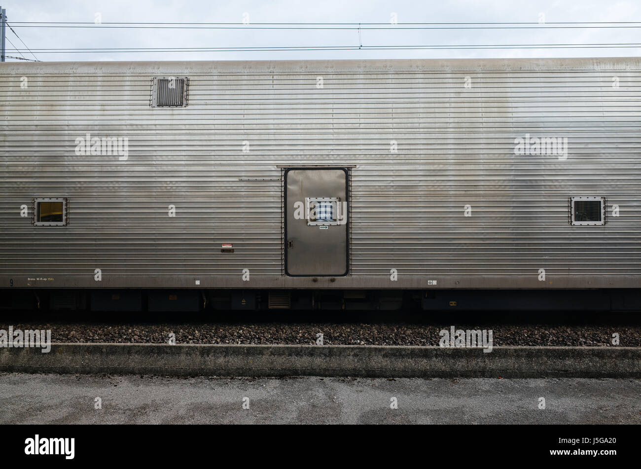 Le train au départ de Calais, France. Banque D'Images