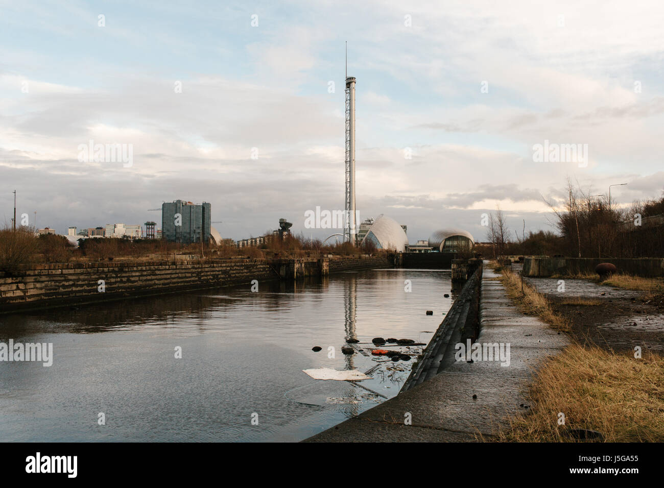 Un quartier d'intérêt historique, élicté et déshabitué, Govan Graving Docks avec le Centre des sciences et la Tour de Glasgow en arrière-plan, l'Écosse Banque D'Images