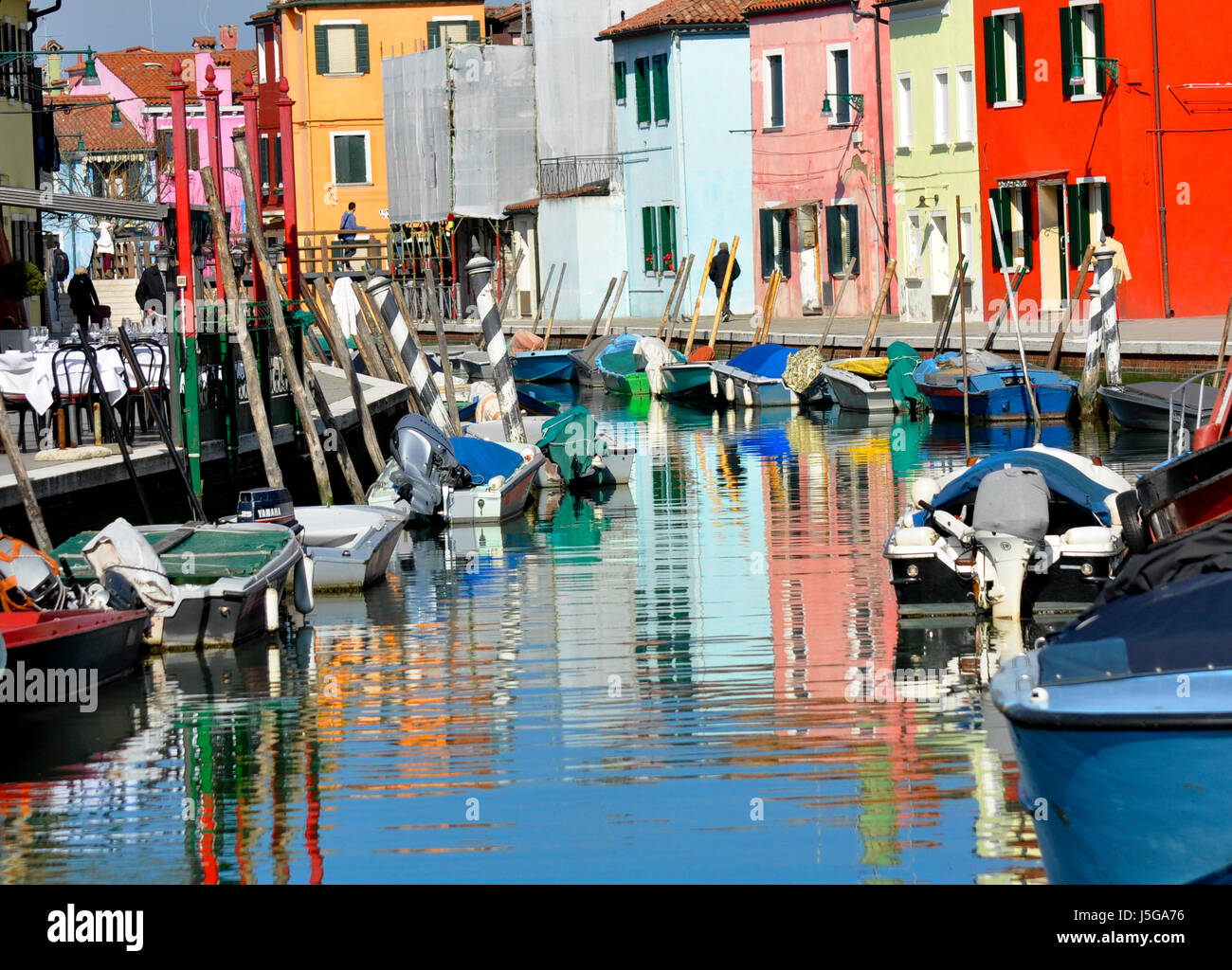 Réflexion sur l'eau de la maisons colorées de l'île Burano Italie- Banque D'Images