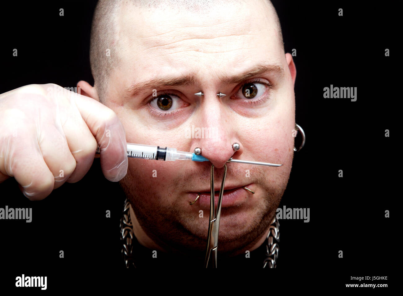 Processeur pont douleur bijoux piercing hold concentration apprendre sting  Photo Stock - Alamy