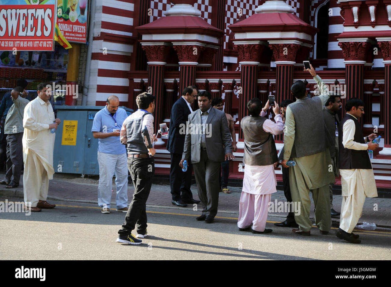 Jami-ul-alfar pettah mosquée islamique au Sri Lanka Colombo touristes prenant des photos avec leurs téléphones intelligents Banque D'Images