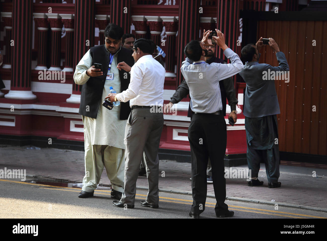 Jami-ul-alfar pettah mosquée islamique au Sri Lanka Colombo touristes prenant des photos avec leurs téléphones intelligents Banque D'Images