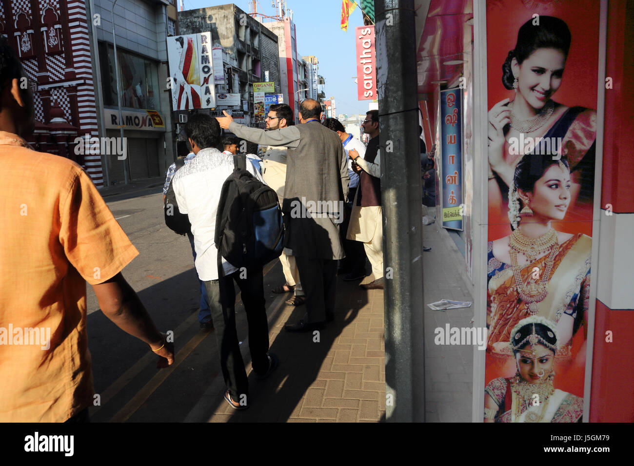 Sri Lanka Colombo Pettah, Rue Principale de touristes musulmans devant les boutiques de parler Banque D'Images