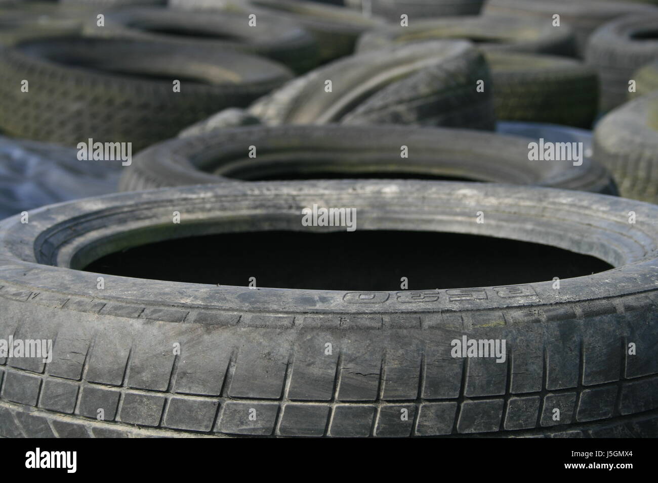 Pneu de voiture pneu pneus pneu silo dommage siloabdeckung fahrzeugreifen pneus Pneus Banque D'Images