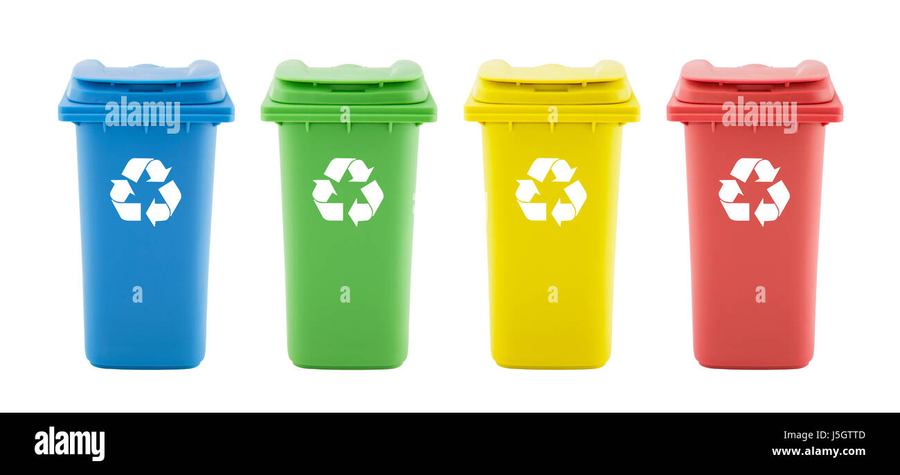 Quatre bacs de recyclage colorées isolé sur fond blanc Banque D'Images