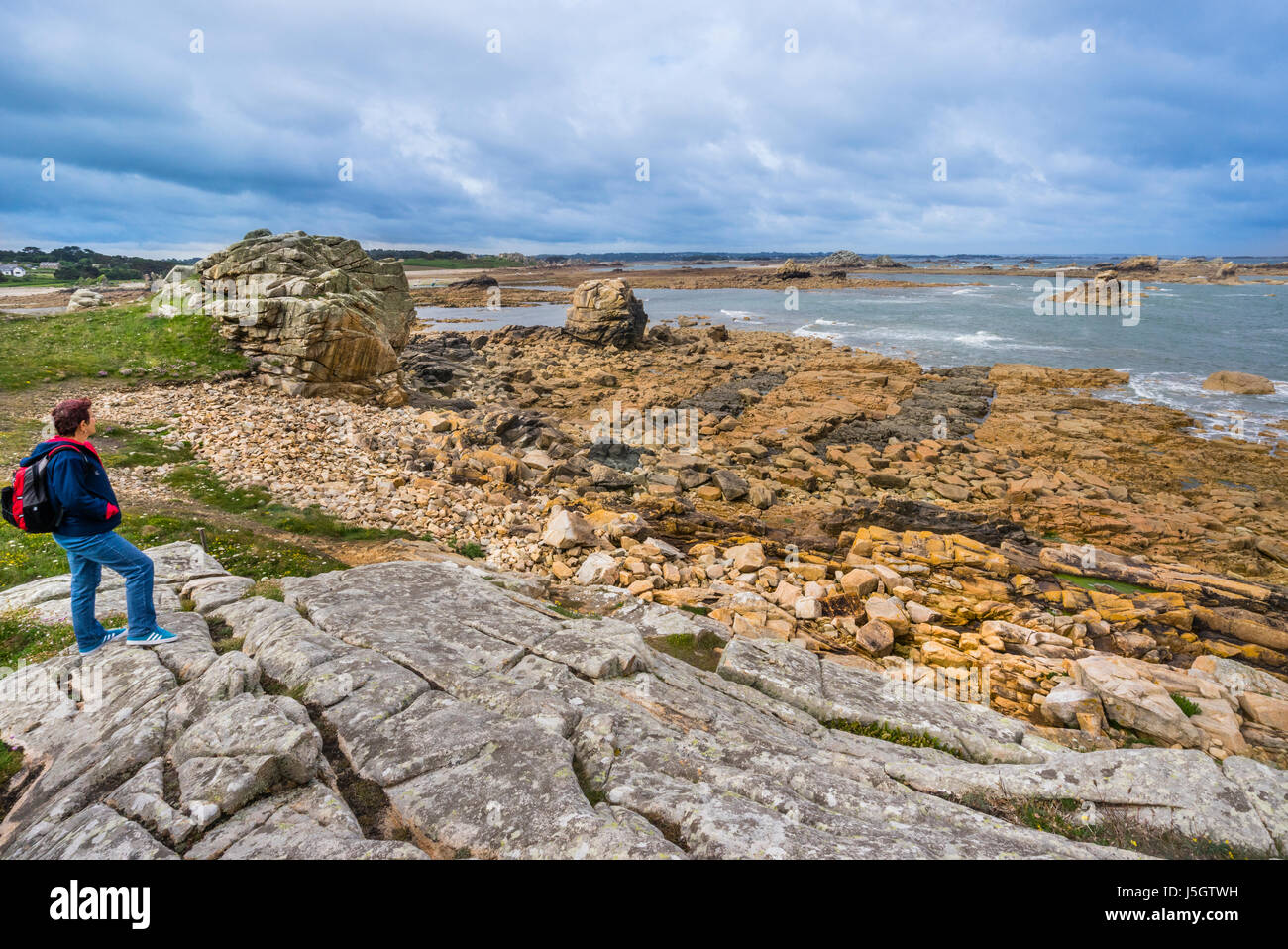France, Bretagne, commune de Plougrescant, le Gouffre de Plougrescant dans les Côtes-d'Armor, scenic, rocky Manche côte paysage n Banque D'Images