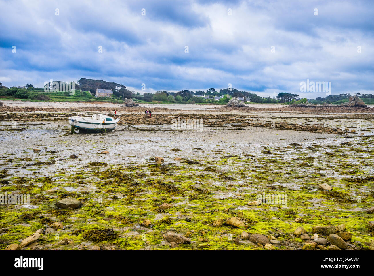 France, Bretagne, commune de Plougrescant, le Gouffre de Plougrescant dans les Côtes-d'Armor, scenic, rocky Manche côte paysage n Banque D'Images