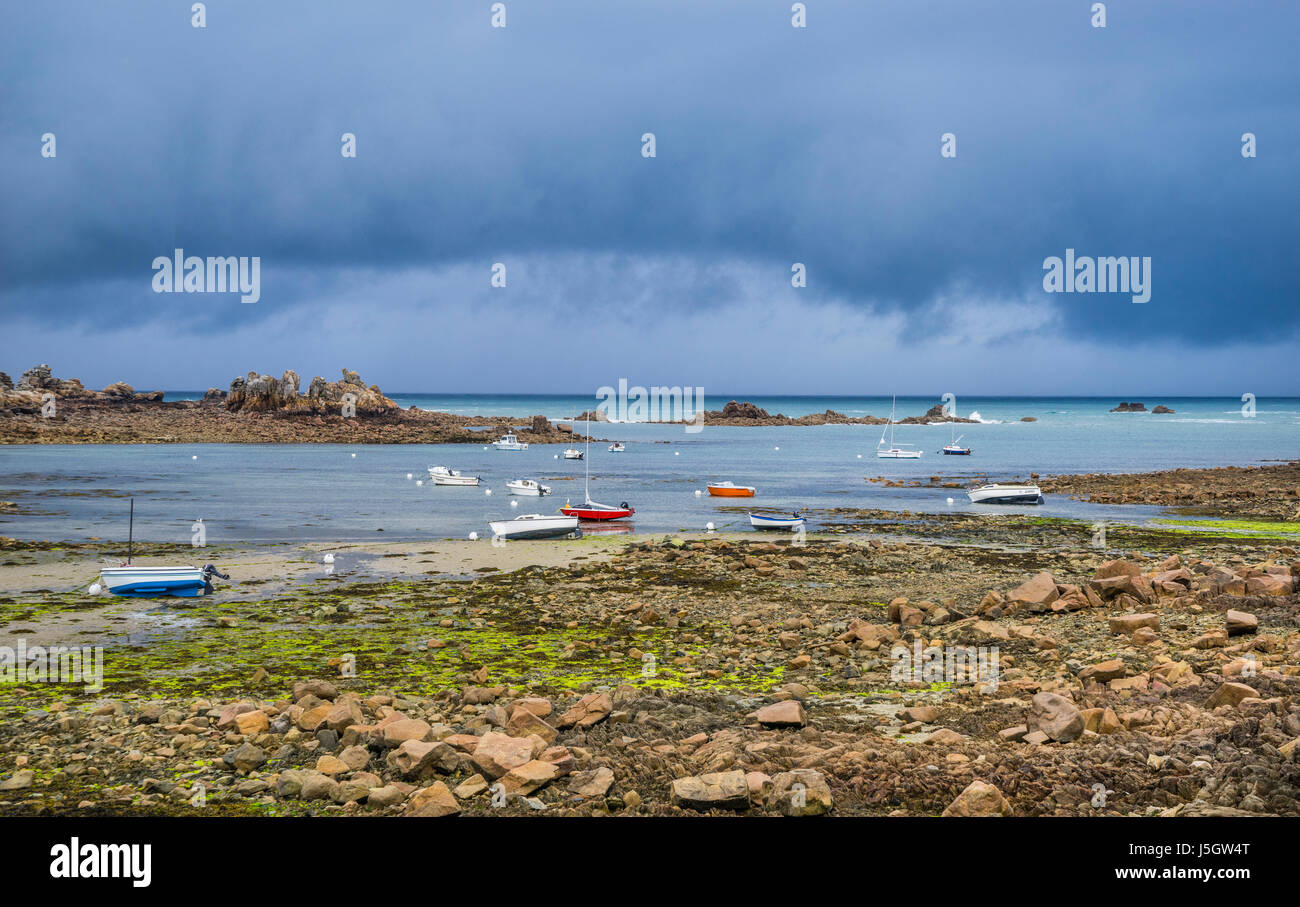 France, Bretagne, commune de Plougrescant, le Gouffre de Plougrescant dans les Côtes-d'Armor, scenic, rocky Manche côte paysage n Banque D'Images