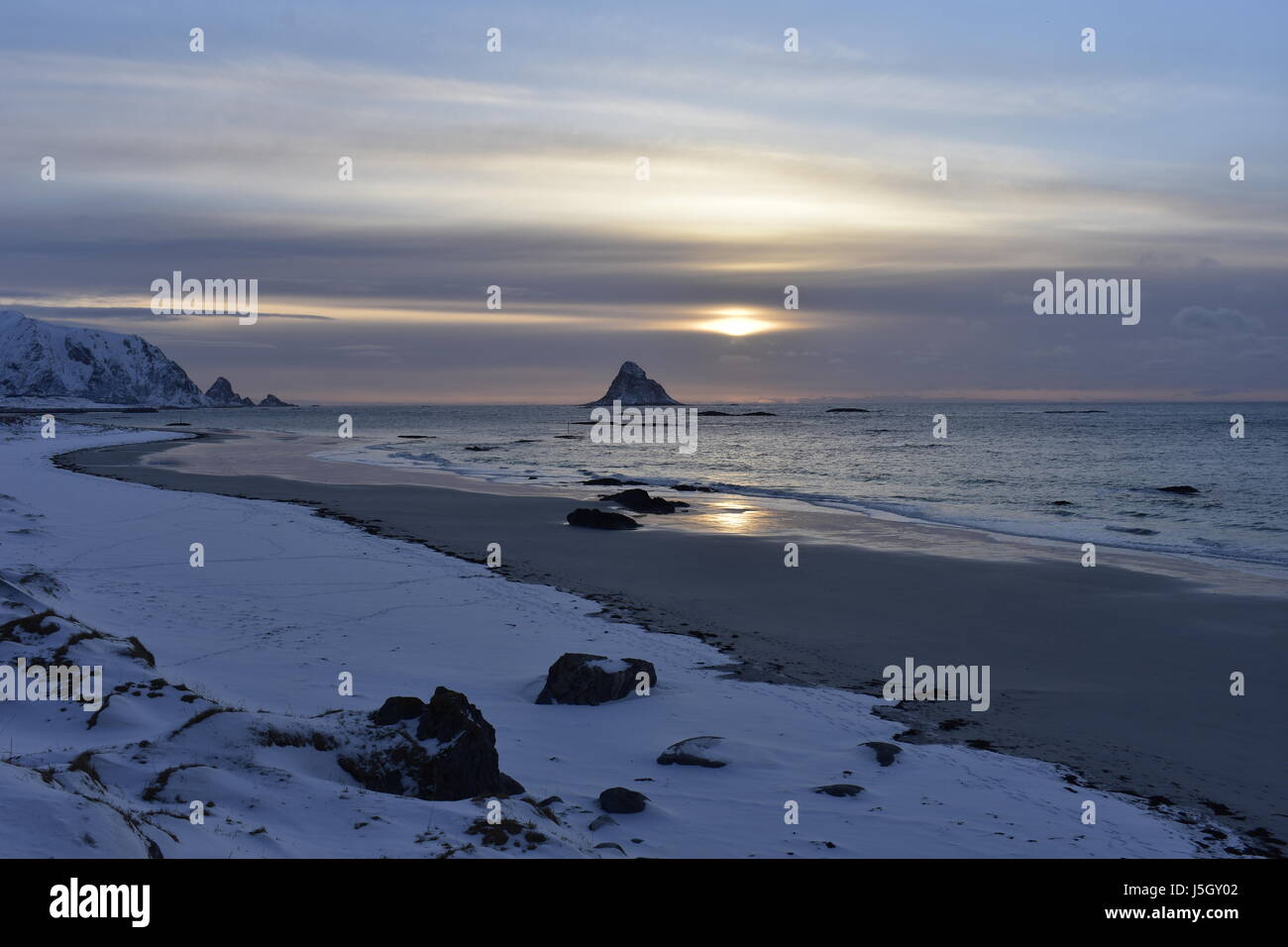 Un coucher de soleil d'hiver sur l'arctique sur la côte de l'île norvégienne d'Andøya. Banque D'Images