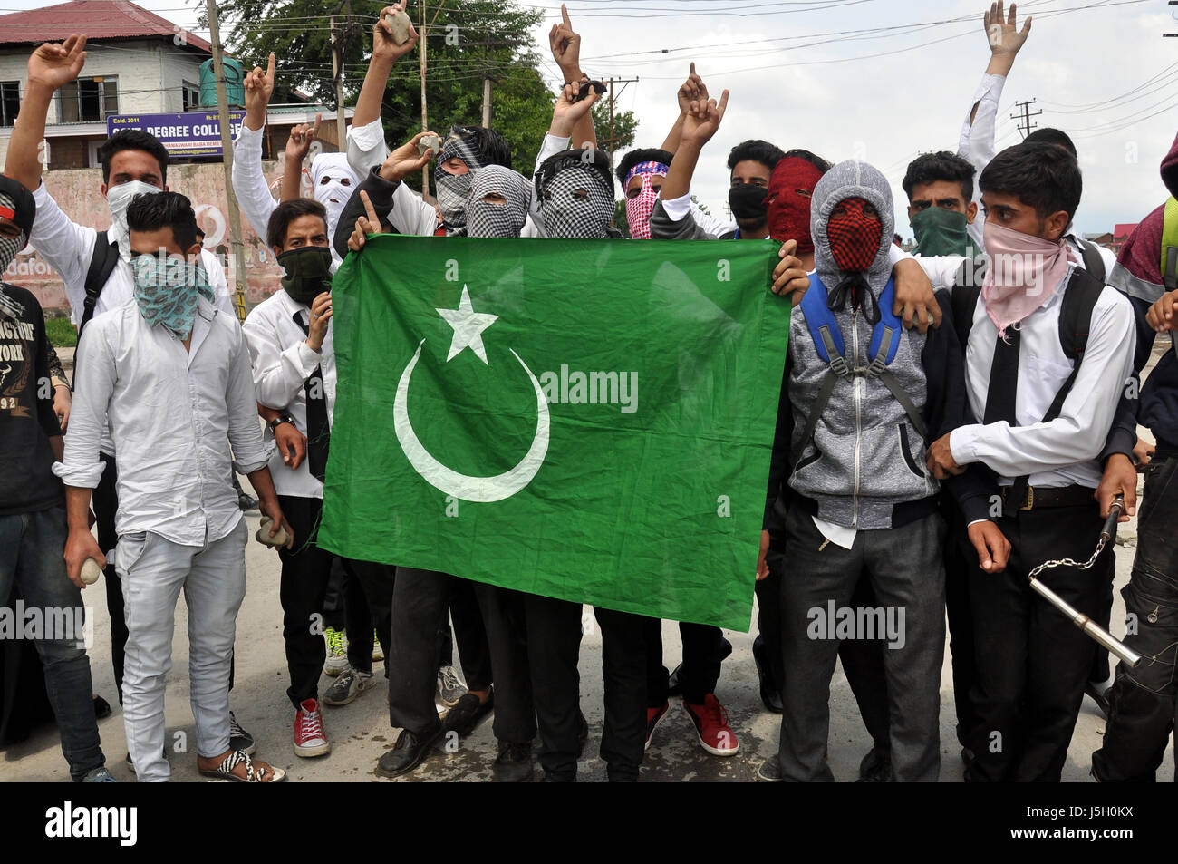 Proteters crier des slogans pro-liberté, exigeant droit à l autodétermination,en attente drapeau pakistanais au cours de protester contre l'école M.p srinagar le mai-17-2017. Banque D'Images