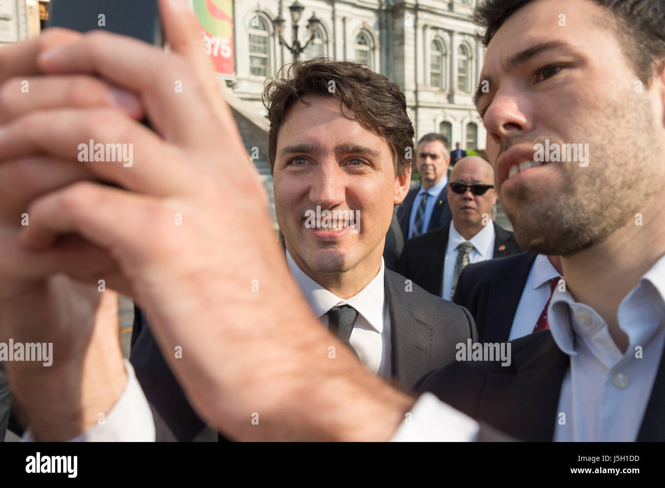 Montréal, CA - 17 mai 2017 : Premier ministre du Canada, Justin Trudeau est posé pour un comme il va à selfies messe solennelle pour le 375e anniversaire de la fondation de Montréal Banque D'Images