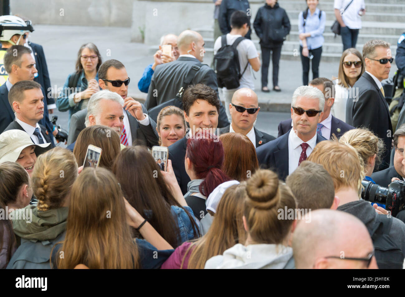 Montréal, CA - 17 mai 2017 : le Canada Le Premier ministre accueille les jeunes Justin Trudeau comme il va à la Messe solennelle pour le 375e anniversaire de la fondation de Montréal Banque D'Images