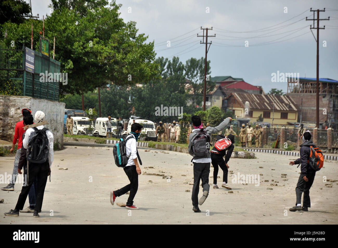 Les manifestants se heurtent à la police sur mai-17 M.p à Srinagar au cours d'une manifestation de l'école contre un raid de la police en degré college pulmama pays de cachemire. Banque D'Images