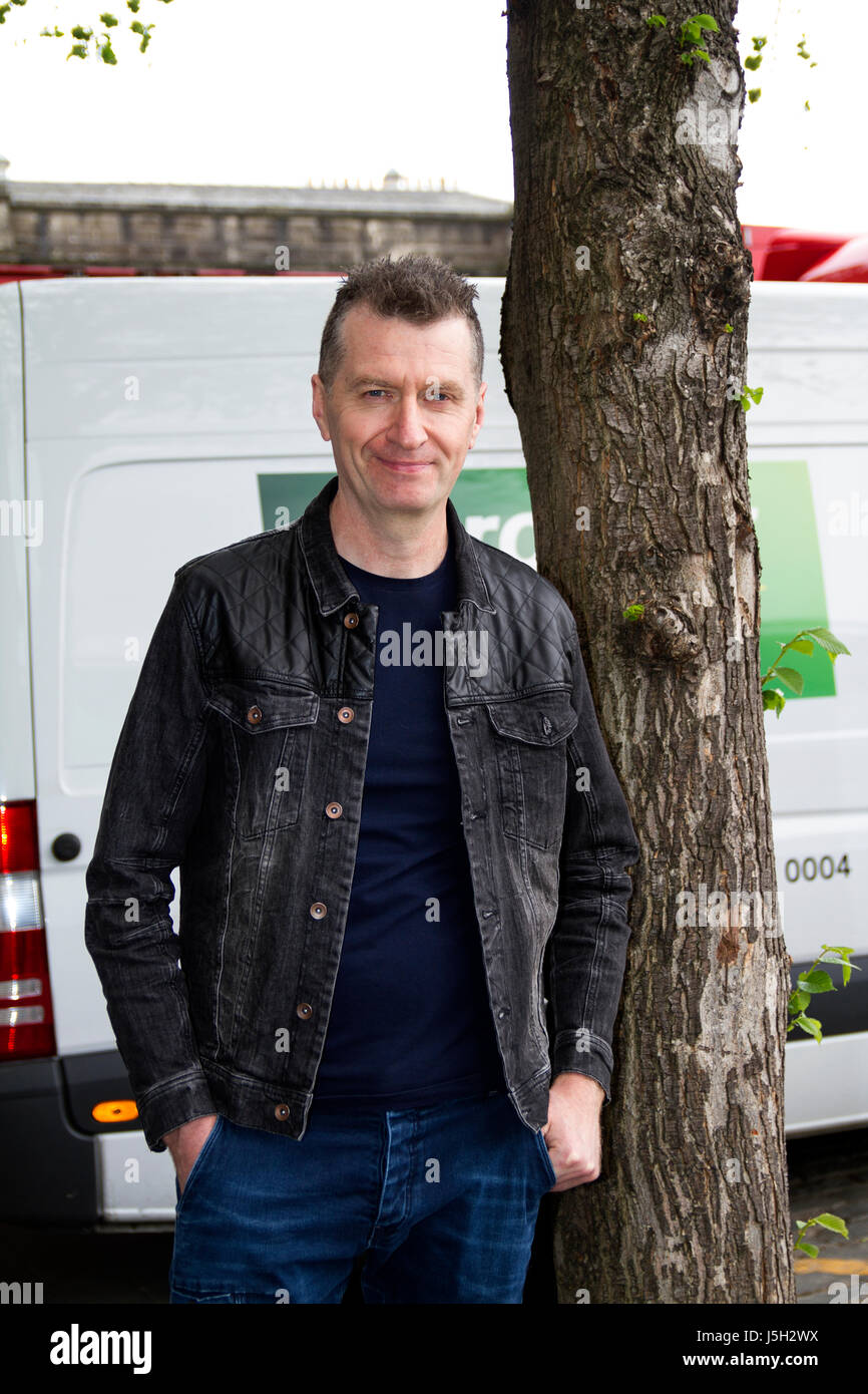 Tayside, Dundee, Ecosse, Royaume-Uni. 17 mai, 2017. Des années 80, groupe de rock Simple Minds arrivent à Dundee pour le début de la tournée britannique. Ged Grimes, le guitariste basse arrivant à l'extérieur du hall d'entrée Stade Caird retour avant le concert à 19h30 aujourd'hui. Crédits : Dundee Photographics / Alamy Live News Banque D'Images