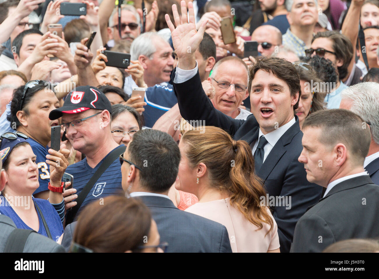Montréal, Canada. 17 mai, 2017. La cérémonie de remise des médailles aux fondateurs de Montréal sieur de Maisonneuve et Jeanne Mance à Place d'armes - Justin Trudeau se serrer la main et salut la foule Banque D'Images