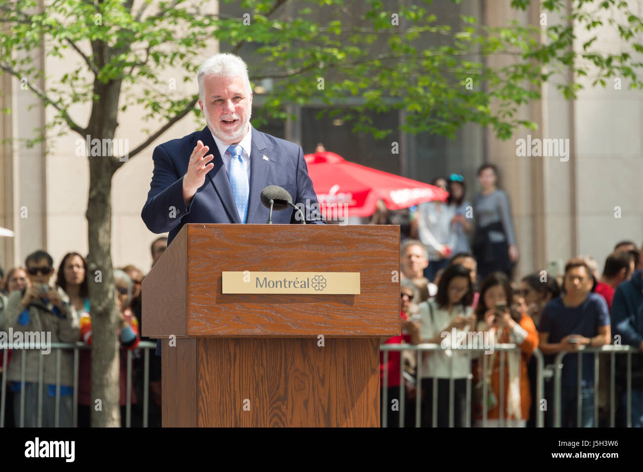 Montréal, Canada. 17 mai, 2017. La cérémonie de remise des médailles aux fondateurs de Montréal sieur de Maisonneuve et Jeanne Mance à Place d'armes - Le Premier ministre du Québec Philippe Couillard Crédit : Marc Bruxelles/Alamy Live News Banque D'Images