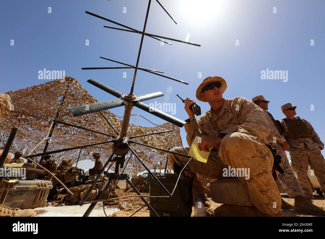 (170517) -- AMMAN, 17 mai 2017 (Xinhua) -- Les soldats participent le 'Lion' désireux d'exercice militaire à Amman désert près de la frontière entre la Jordanie et l'Arabie saoudite, le 17 mai 2017. 'Hâte Lion' est un exercice annuel conjoint qui a eu lieu en Jordanie depuis 2011. Pour cette année, il s'est concentré sur les priorités opérationnelles et sur le terrain militaire, la lutte contre le terrorisme, et les techniques de guerre modernes. (Xinhua/Mohammad Abu Ghosh) Banque D'Images