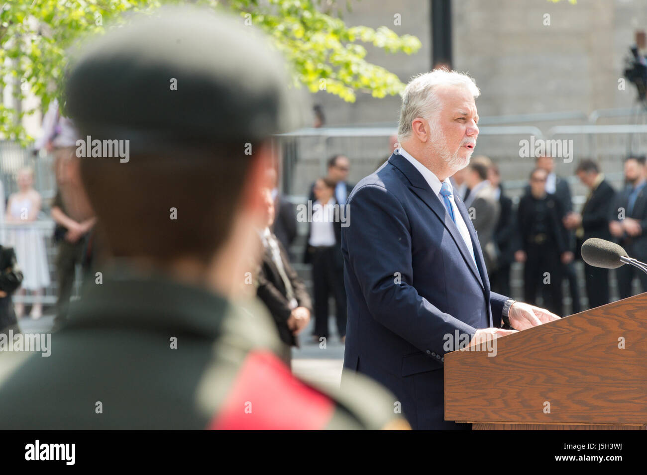Montréal, Canada. 17 mai, 2017. La cérémonie de remise des médailles aux fondateurs de Montréal sieur de Maisonneuve et Jeanne Mance à Place d'armes - Le Premier ministre du Québec Philippe Couillard Crédit : Marc Bruxelles/Alamy Live News Banque D'Images
