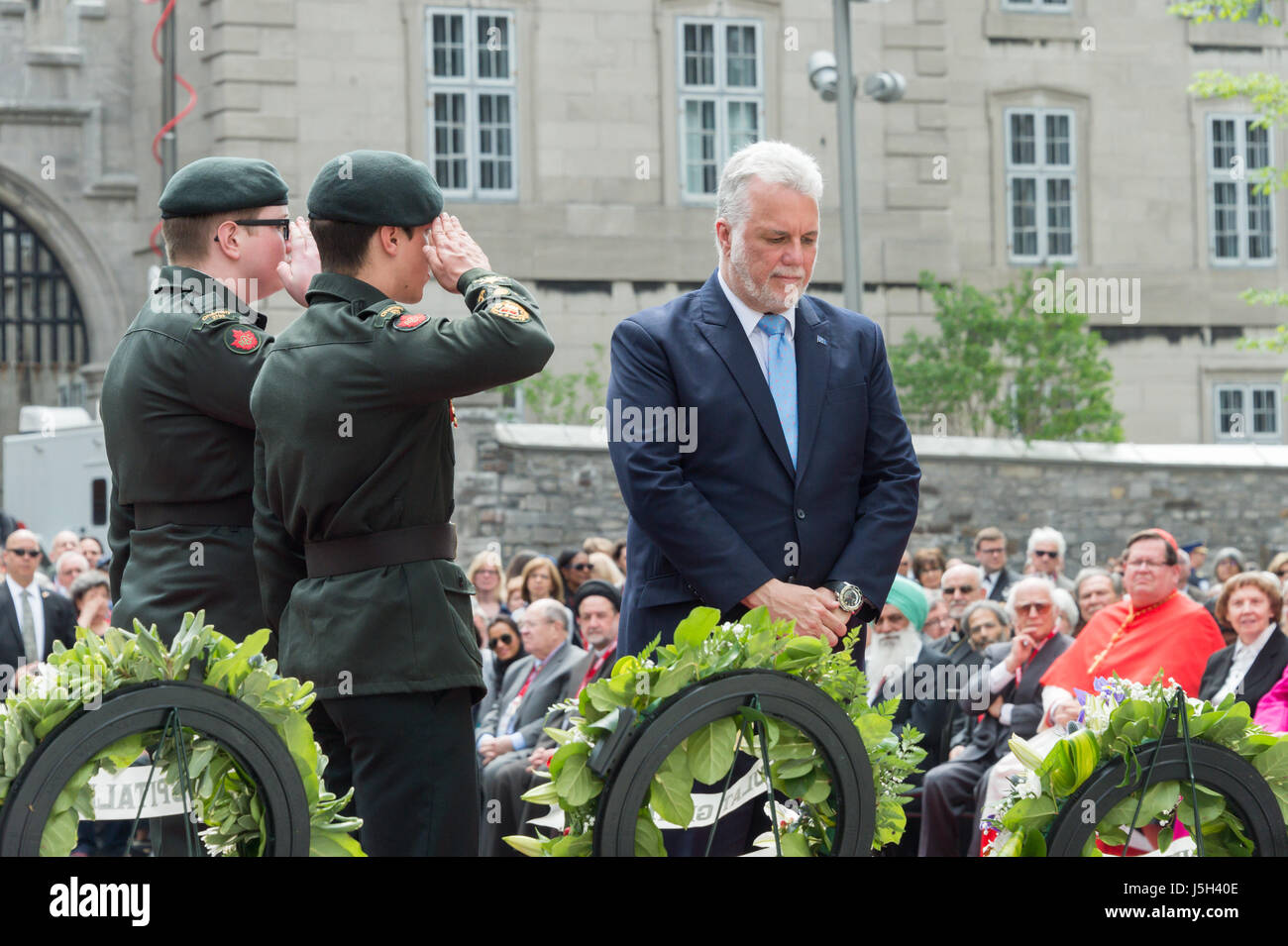Montréal, Canada. 17 mai, 2017. La cérémonie de remise des médailles aux fondateurs de Montréal sieur de Maisonneuve et Jeanne Mance à Place d'armes - Le Premier ministre du Québec Philippe Couillard Crédit : Marc Bruxelles/Alamy Live News Banque D'Images