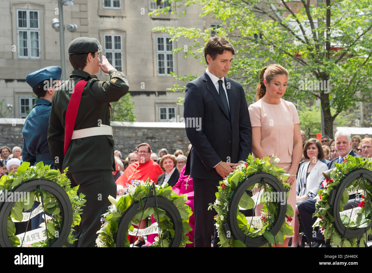 Montréal, Canada. 17 mai, 2017. La cérémonie de remise des médailles aux fondateurs de Montréal sieur de Maisonneuve et Jeanne Mance à Place d'armes - Canada PM Justin Trudeau et femme Banque D'Images