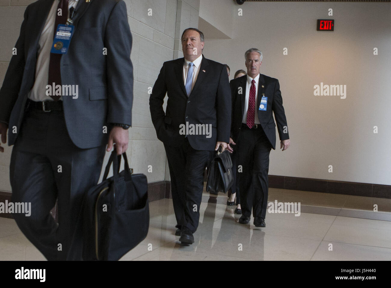 16 mai 2017 - Washington, District of Columbia, États-Unis - Le directeur de la CIA MIKE POMPEO arrive à la capitale américaine d'informer les membres du Comité du Renseignement de la Chambre pour l'exposé précédemment réservée où il mettra le comité sur la récente fuite d'informations classifiées par Président TRUMP. (Crédit Image : © Alex Edelman via Zuma sur le fil) Banque D'Images