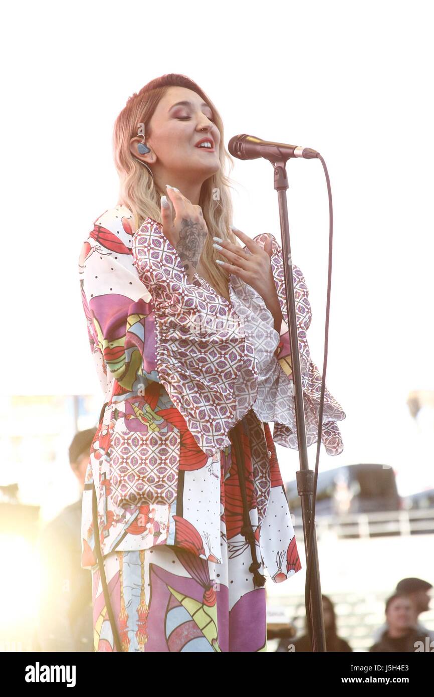 Julia Michaels sur scène pour RADIO KIIS FM's Wango Tango - Concert, StubHub Center, Los Angeles, CA, 13 mai 2017. Photo par : JA/Everett Collection Banque D'Images