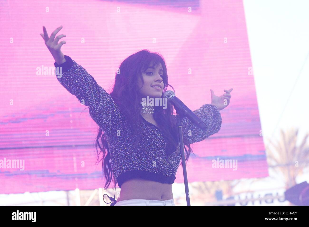 Camila Cabello sur scène pour RADIO KIIS FM's Wango Tango - Concert, StubHub Center, Los Angeles, CA, 13 mai 2017. Photo par : JA/Everett Collection Banque D'Images