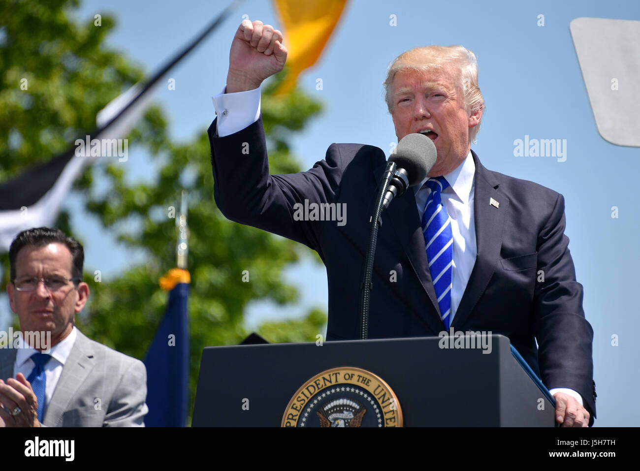 New London, USA. 17 mai, 2017. Le Président américain Donald Trump offre l'ouverture à l'adresse de la 136e promotion de l'Académie de la Garde côtière canadienne 17 mai, 2017 à New London, dans le Connecticut. Credit : Planetpix/Alamy Live News Banque D'Images