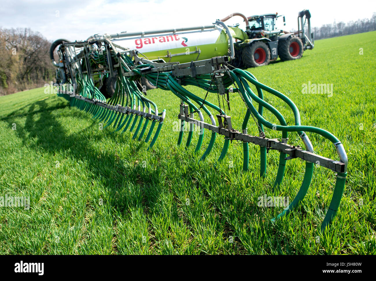 La SLA Gülle organisches Düngemittel wird am 30.03.2017 auf einem Feld bei Salzgitter (Niedersachsen) von einem angehängtem Schwanenhalsfass Traktor mit und Schleppschlauchverteiler ausgebracht. Foto : Hauke-Christian Dittrich/dpa  + + +(c) afp - Bildfunk + + + Banque D'Images