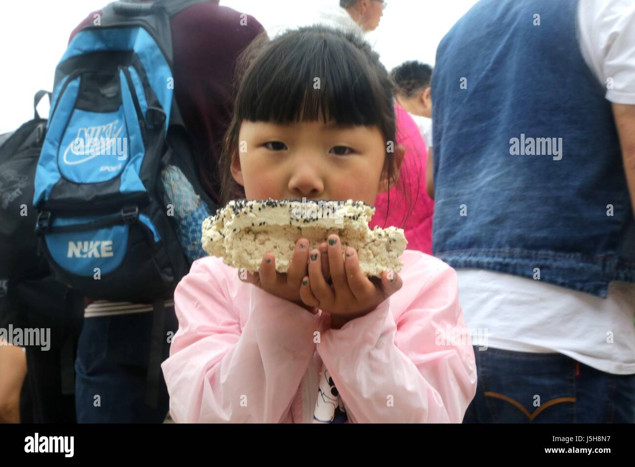 14 mai 2017 - Luoyang, Luoyang, Chine - Luoyang, CHINE - 14 mai 2017 : (usage éditorial uniquement. Chine)..Des milliers de personnes partagent le Bagua géant (Eight-Diagram) tofu en forme de modèle à la montagne Laojun dans Luoyang, province du Henan en Chine centrale, Mai 14th, 2017. Le tofu géant pèse plus de 5 500 kg. (Crédit Image : © SIPA l'Asie via Zuma sur le fil) Banque D'Images