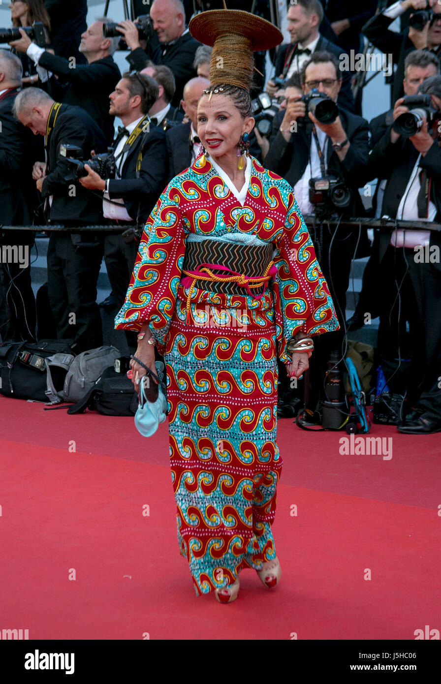 Cannes, France. 17 mai, 2017. Victoria Abril arrive à la première d'Ismael's Ghosts (Les fantômes d'Ismael) lors de la 70e Assemblée annuelle du Festival du Film de Cannes au Palais des Festivals de Cannes, France, le 17 mai 2017. Photo : Hubert Boesl - AUCUN FIL SERVICE - Photo : Hubert Boesl//dpa/Alamy Live News Banque D'Images