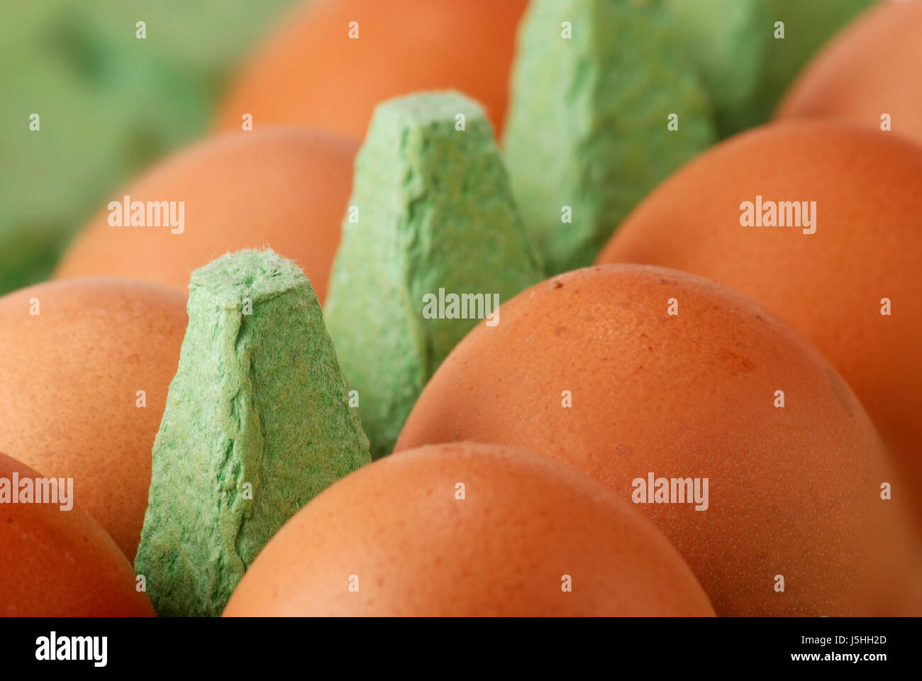 Aliment alimentaire brun brun brunette cuisine traditionnelle de Pâques œuf cru oblique Banque D'Images