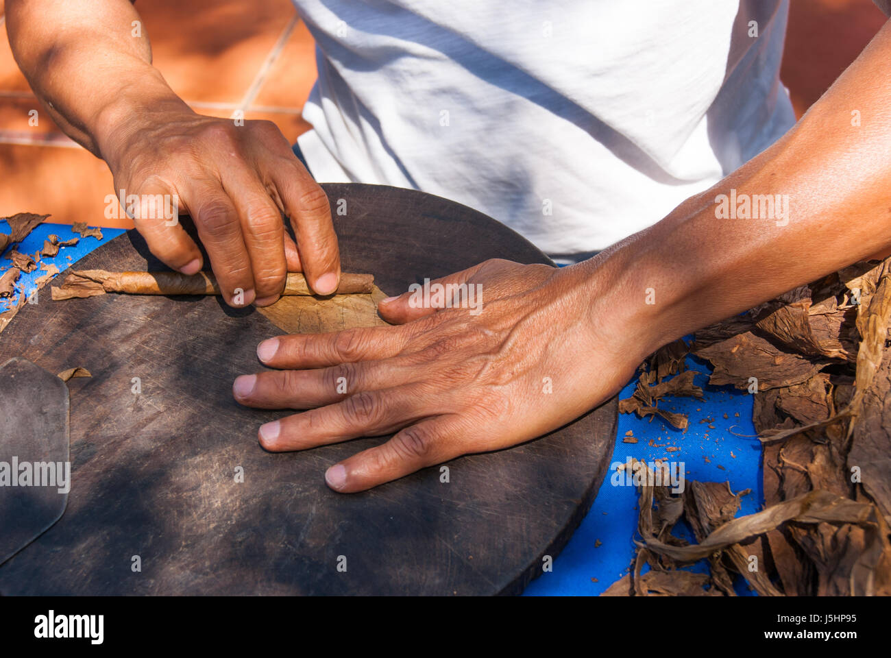 Les mains, un artisan rouler des cigares à la main à un marché public dans une petite ville sur la côte sud-ouest du Mexique Banque D'Images Les mains, un artisan rouler des cigares à la main à un marché public dans une petite ville sur la côte sud-ouest du Mexique Banque D'Images