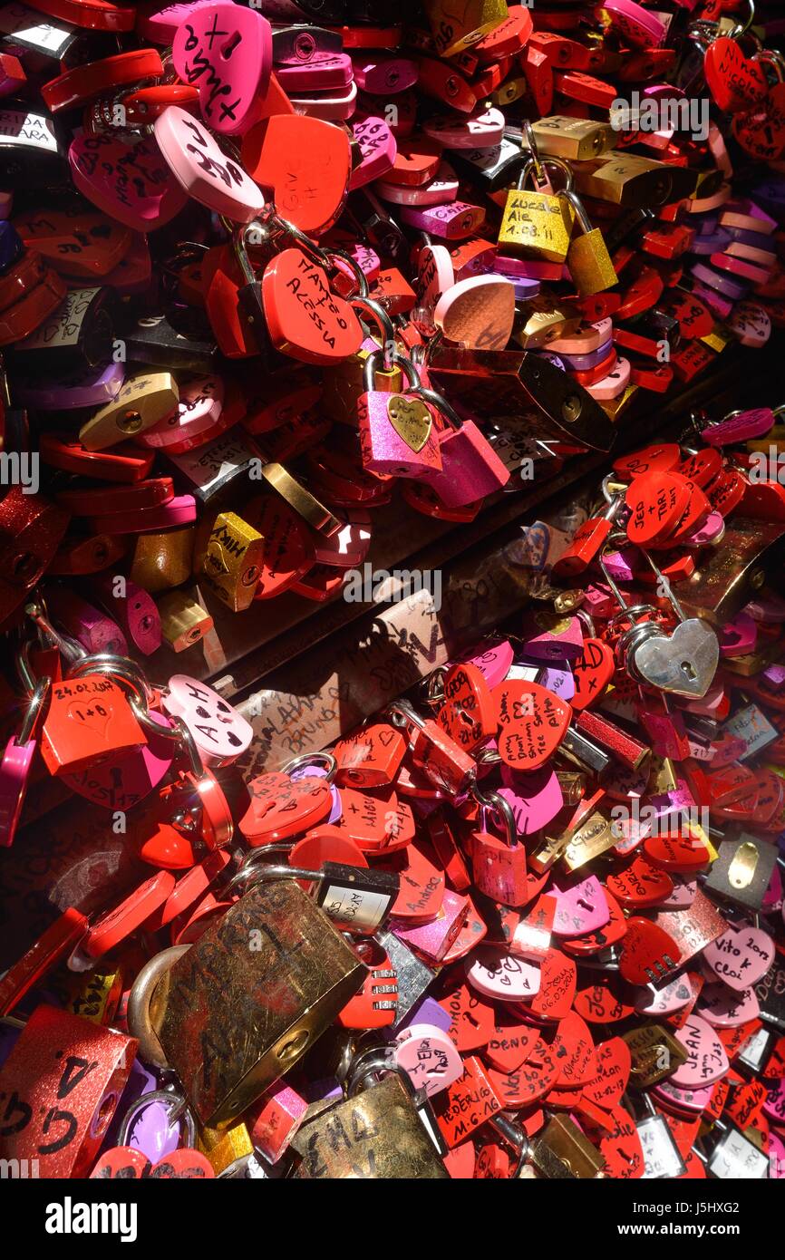 Cadenas ou serrures de l'amour sur la maison de Juliette à Vérone Banque D'Images