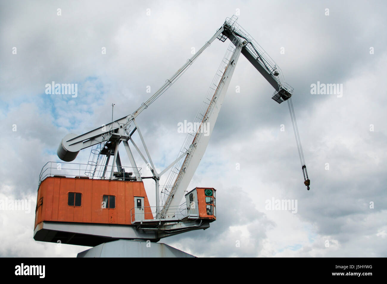 Zone industrielle de couleur orange gris gris ciel firmament waterfront crane Banque D'Images