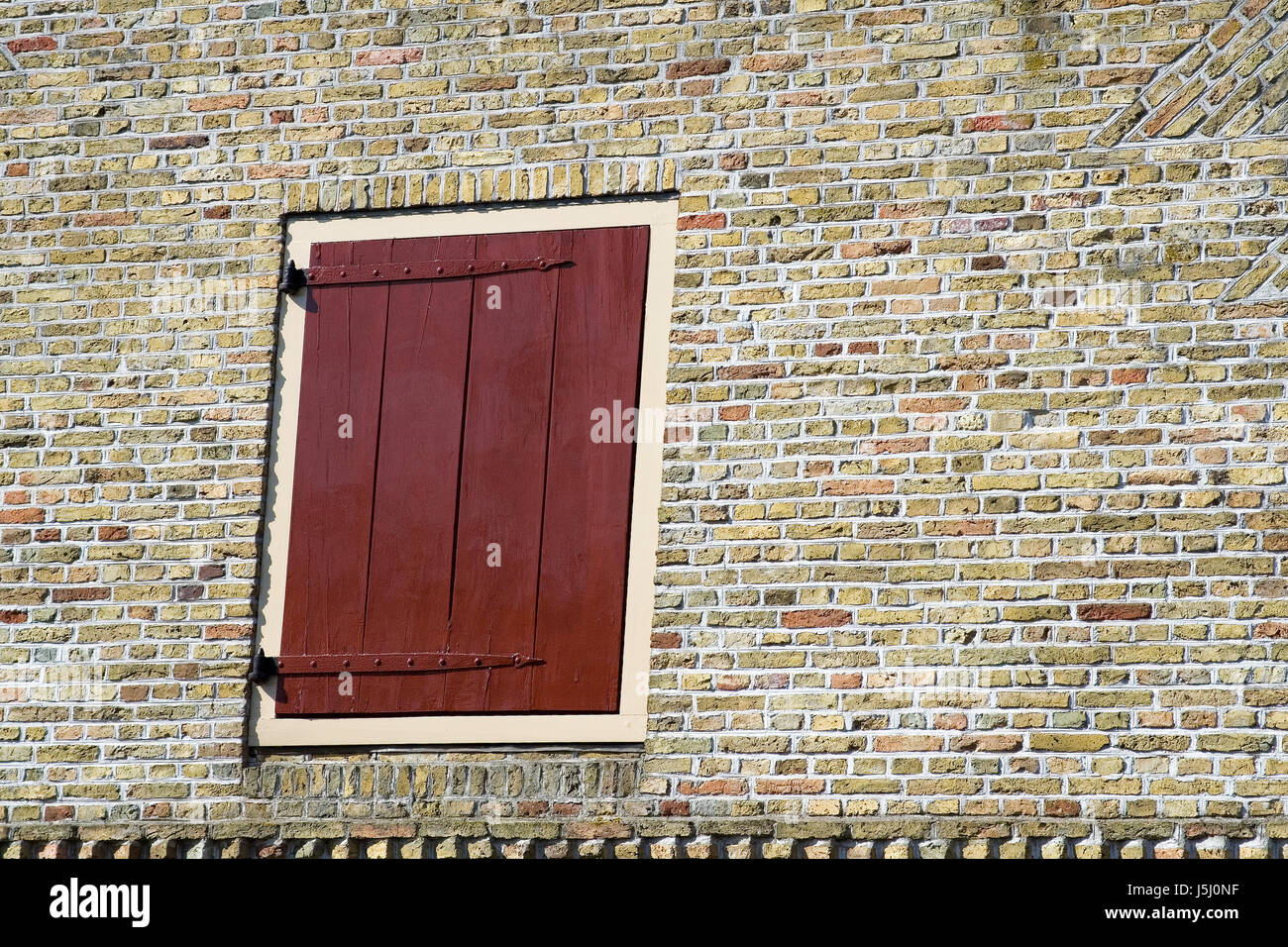 Détail de la construction d'hublot fenêtre volet lucarne mur de béton interdit Banque D'Images