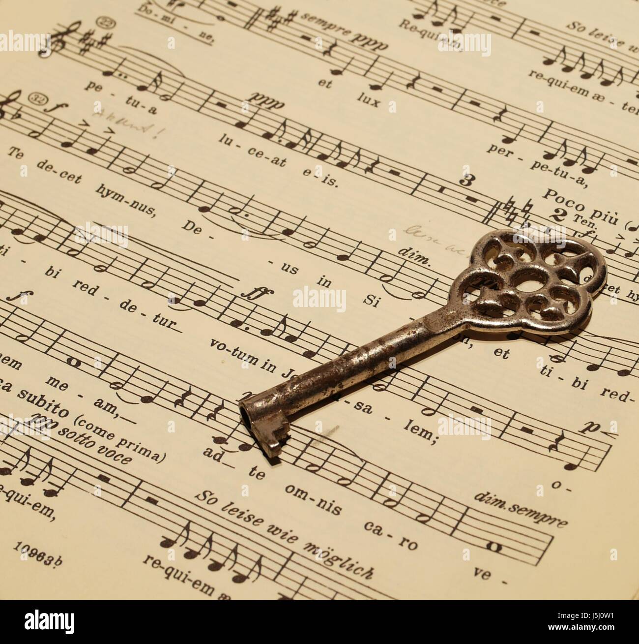 Objet Musical Plein D Humour Drole Jeu De Materiaux Note Notes Feuille Epreuves Clef Photo Stock Alamy Objet Musical Plein D Humour Drole Jeu De Materiaux Note Notes Feuille Epreuves Clef Photo Stock Alamy