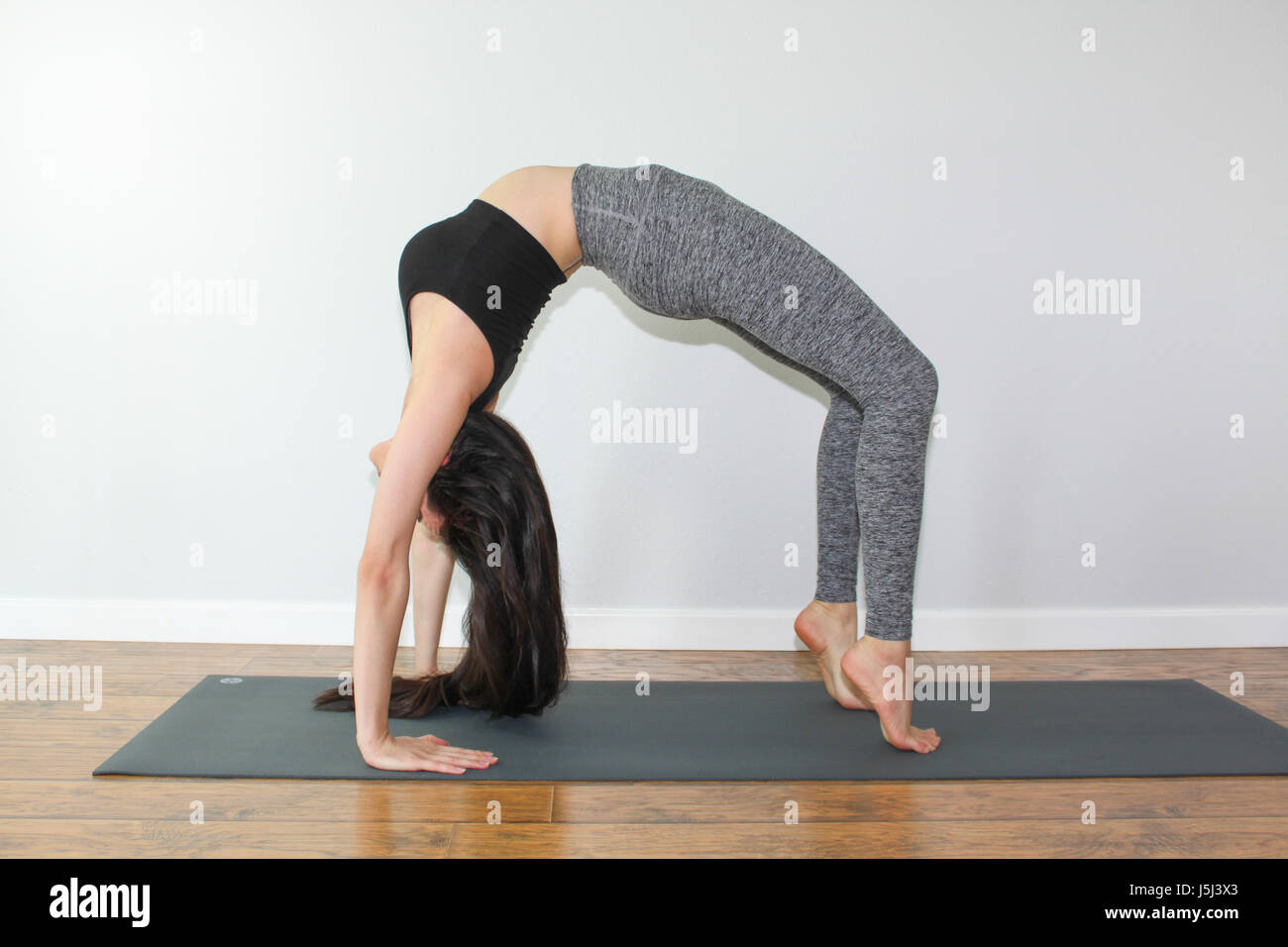 Beautiful woman sitting on appelle posent des roues. Banque D'Images